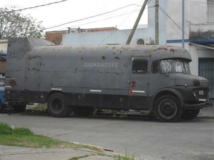 HECHO FURGÓN
C.486991 - SGK 587
http://galeria.bus-america.com/displayimage.php?pos=-19798
Foto: "Truku" Gambadiez
Colección: Charly Souto
Palabras clave: HECHO FURGÓN