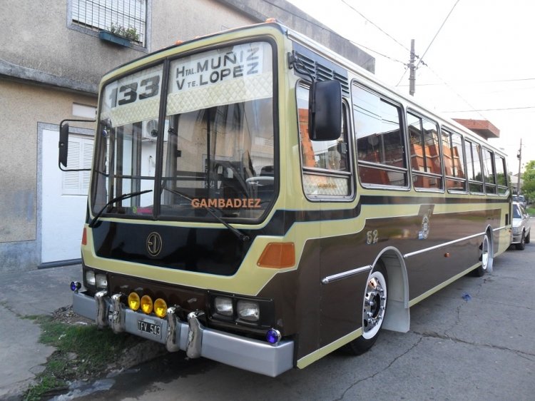 El Detalle OA 101 - TRANSPORTE 8 DE JULIO S.A. - 52 
C.1644699 - TFV 543

 http://galeria.bus-america.com/displayimage.php?pos=-16270
 http://galeria.bus-america.com/displayimage.php?pos=-16319
 http://galeria.bus-america.com/displayimage.php?pos=-16320
 http://galeria.bus-america.com/displayimage.php?pos=-16781
 http://galeria.bus-america.com/displayimage.php?pos=-17493
 http://galeria.bus-america.com/displayimage.php?pos=-18623
 http://galeria.bus-america.com/displayimage.php?pos=-19288

Foto: "Truku" Gambadiez
Colección: Charly Souto 
Palabras clave: TRANSP. 8 DE JULIO S.A. - 52 