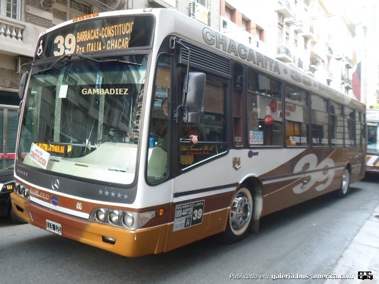 Mercedes-Benz OH 1718 L - Nuovobus - Santa Fé
LLS 121
Línea 39 - Interno 64
(Al volante, el "Ruso" Rodriguez)

Foto: "Truku" Gambadiez
Colección: Charly Souto
Palabras clave: Santa Fé - Interno 64