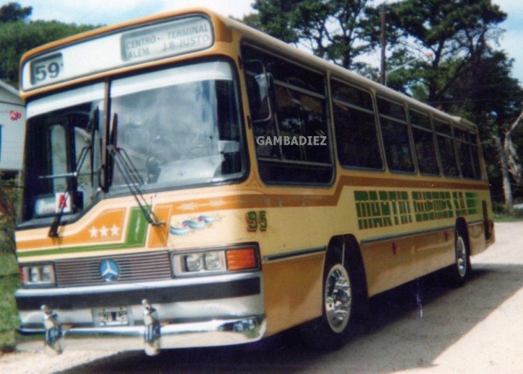 MARTIN GÜEMES - EX 95
C.1781785 - RZB 426
http://galeria.bus-america.com/displayimage.php?pos=-13804
Unidad ex línea 64 porteña
Foto de mi gran amigo César Gaitán
Palabras clave: MARTIN GÜEMES - EX 95