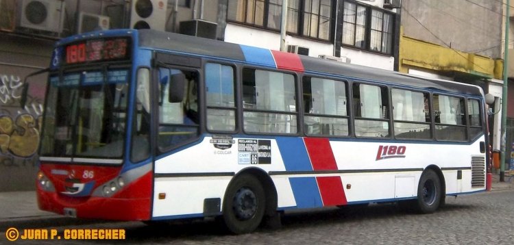Mercedes-Benz OH 1618 L SB - Metalpar - L.V.M.S.A.
Línea 180 - Interno 86
Nuevo esquema
En este coche se vuelven a ver rasgos del esquema anterior de la 180, 
en realidad es un mix entre ambas pinturas. Al coche modelo 2012, le 
han pintado el techo de ese azul noche y el "antifaz" con un color azul 
distinto al tradicional.
Foto: Juan P. Correcher
Palabras clave: LVMSA