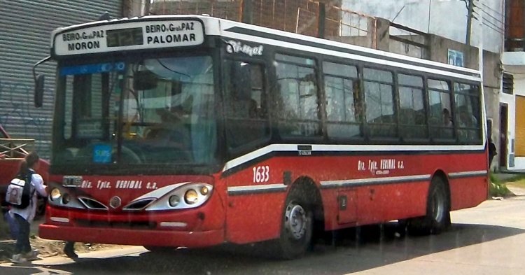 Mercedes-Benz OF 1418 - Bi-Met - Cía Transporte Vecinal
Línea 326 - Interno 1633
Una de las unidades de la Vecinal, cuando estaba en manos de la 
Sargento Cabral, estos coches rojos son poquitos entre tantos Tronadores blancos.
Foto: Juan P. Correcher
Palabras clave: CIA VECINAL