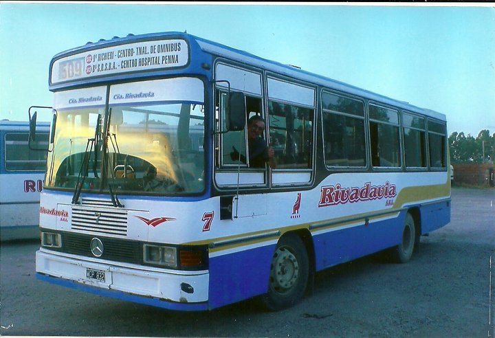 Interno 7 de la Rivadavia
B.2522805 - WCP832

Foto de Jesús Klein, chofer del interno 7. La foto fue sacada unos días antes de que se fundiera la empresa. Este coche fue uno de los últimos que re-pintaron con este nuevo esquema, a mi gusto bastante bueno.

http://galeria.bus-america.com/displayimage.php?pos=-13288
http://galeria.bus-america.com/displayimage.php?pos=-20492
Palabras clave: Interno7 BahiaBlanca Rivadavia
