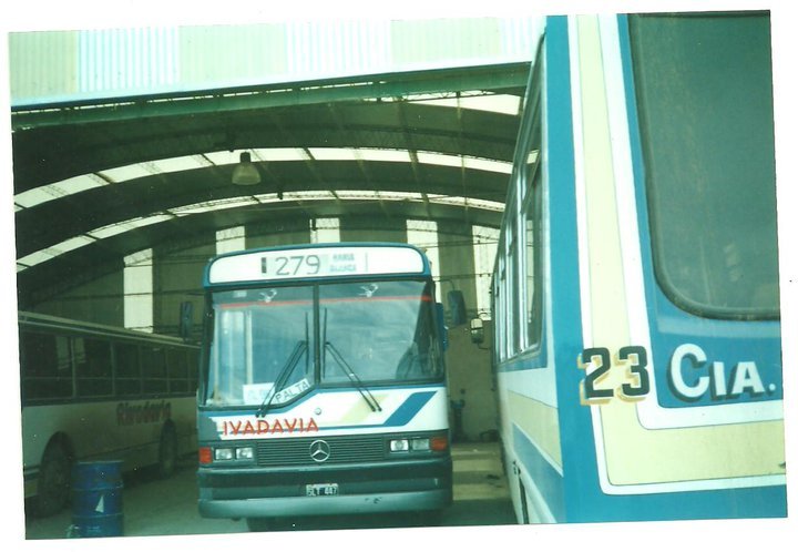 Varios Internos en el taller de la Rivadavia.
B.2482406 - SLT447

http://galeria.bus-america.com/displayimage.php?pos=-20486

Foto de Miriam Miranda. El Interno 4 en el medio, en la época del rejunte en la 279, donde las cia's donaban coche a la linea de Punta Alta-Bahía Blanca (hoy 319). 


Palabras clave: Rivadavia BahiaBlanca Interno4