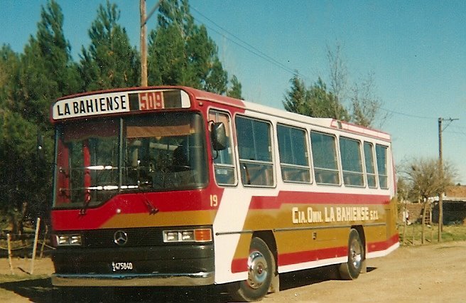 Interno 19 Cia. La Bahiense
B2475840 - SLE278

Este coche fue el último Interno 19 de La Bahiense. Comprado 0km en 1993, tiempo después sufriría un incendio pero sería completamente reparado. Era un coche hermoso, uno de los más bonitos de esa empresa. Cuando La Bahiense dejó el servicio en 2002, este coche pasó a ser el Interno 33 de la Rivadavia, luego en 2008 pasaría nuevamente a La Bahiense (517), y por último a Transportes particular El Bahiense. ¡¡Que vida!!. 

Foto de Osvaldo Suenjo
Palabras clave: LaBahiense Interno19 509