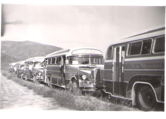 Que mejor que regresar con esto..
¿Que tal gente?. Después de un tiempo sobrecargado de parciales, vengo a estar un poquito más activo en la página, y que mejor que retornar con esta increíble reliquia. 
Esta foto nos muestra una hilera de coches 0km LO 911 Luna's recién adquiridos por la Compañía La Unión cruzando Sierra de la Ventana. El del medio es el interno 4, aunque no podemos descifrar que internos serán el resto. Lo que si deduzco es que el último de la fila, no parecería ser un Luna.

Foto de Enrique Baldasarri
Palabras clave: LaUnión Interno4 Linea500