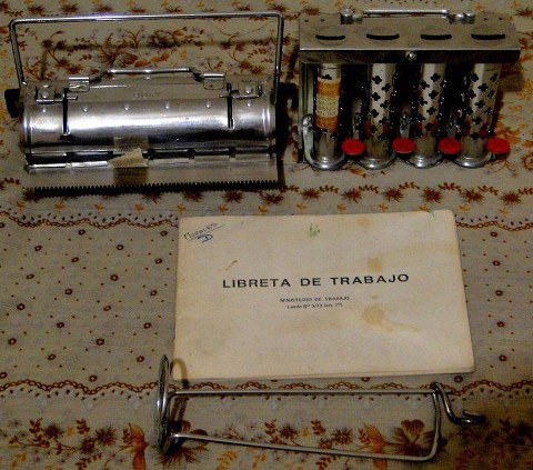 El "equipo" completo de La Unión
Este equipo pertenecía a Roly Mo, chofer del Interno 3 de La Unión. Un gran aporte!.
Observamos el boletero, el monedero y la libreta de trabajo.
Palabras clave: LaUnión Interno3 Linea500