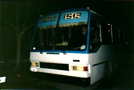 Ex interno 15 de la Rivadavia antes de ser vendido en Bs.As.
B.2604400 - TPA106

Foto de Ivana y Jorge Benuzzi. Foto antes de ir a Bs.As. para ser entregado de forma de pago para lo que sería el nuevo y último interno 15 de la empresa, un La Favorita. Se puede notar que le pintaron todo de blanco en la trompa y los laterales.
Foto de Ivana y Jorge Benuzzi.
http://galeria.bus-america.com/displayimage.php?pos=-13011
http://galeria.bus-america.com/displayimage.php?pos=-13008
Palabras clave: Interno15 Rivadavia