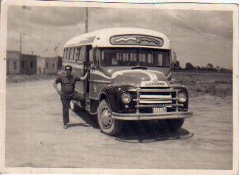 Bedford D5LZ1 - Braje - Cía. Rivadavia
¿25 05-?
[url=https://bus-america.com/galeria/displayimage.php?pid=13339]https://bus-america.com/galeria/displayimage.php?pid=13339[/url]
[url=https://bus-america.com/galeria/displayimage.php?pid=21700]https://bus-america.com/galeria/displayimage.php?pid=21700[/url]
[url=http://galeria.bus-america.com/displayimage.php?pos=-53297]http://galeria.bus-america.com/displayimage.php?pos=-53297[/url]

Línea 513 (Pdo. B.Blanca), interno 9
Ex línea 1 (Pdo. B.Blanca), interno 27

Foto de Luis Linzuain. 
Palabras clave: Rivadavia Interno9