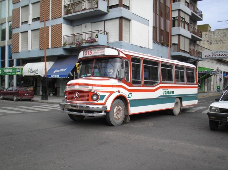 Interno 39 Empresa Rastreador Fournier
Otra fotito valiosa que se consigue de este. La primera que se consigue del 1114 Interno 39, que si no me equivoco había sido reenumerado.

Foto de José Luis Harberton (Maquetas Escalibus).
Palabras clave: RastreadorFournier Interno39 515