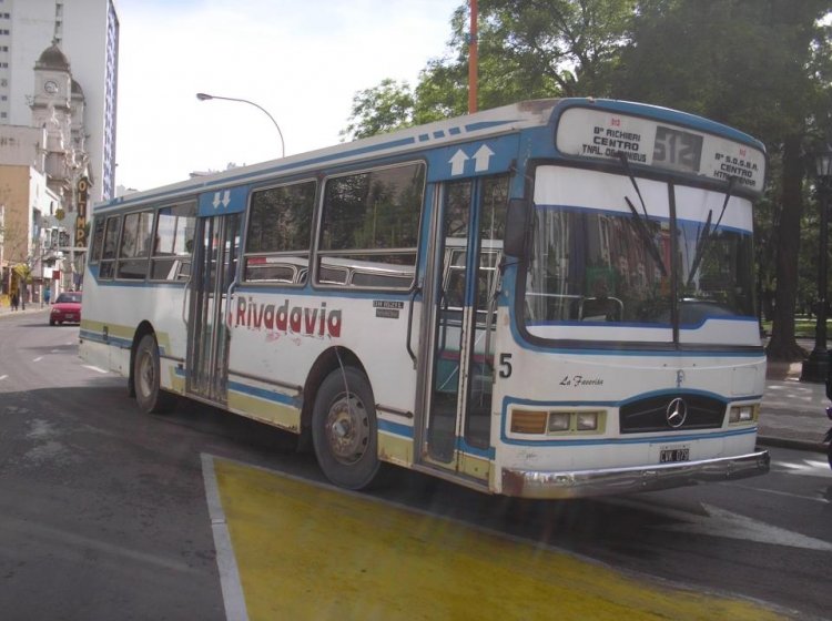 Interno 5 Compañía de Ómnibus Rivadavia
CVK 079

La segunda foto que conseguimos del 5. Eran lindos coches estos, tenían un interior muy hermoso y un diseño bastante atractivo. El principal problema radicaba en su suspensión, eran coches durísimos y muy agotadores para quienes los manejaban.

http://galeria.bus-america.com/displayimage.php?pos=-12881

Foto de Maquetas Escalibus.
Palabras clave: Rivadavia Interno5 512