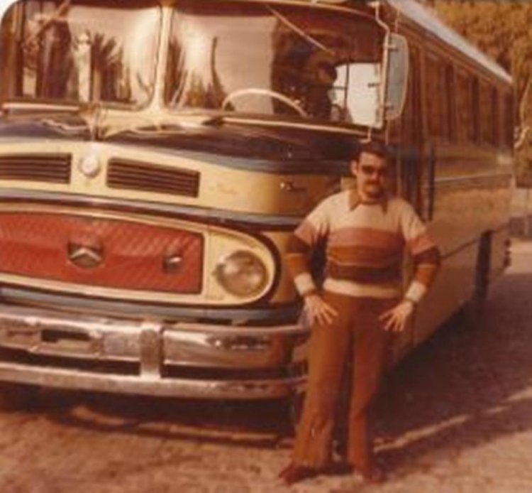 Interno 14 Empresa La Favorita
Esta foto pertenece a Carlos Augusto Hernández, posando junto al 14 en la entrada del cementerio. Chofer de La Favorita, y luego de varias empresas más. 
Palabras clave: LaFavorita Interno14 BahíaBlanca