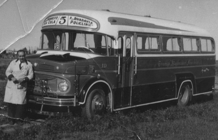 Interno 19 Empresa Rastreador Fournier
Hermosísima foto de un interno 19 de Rastreador Fournier. Es un Mercedes-Benz LO 1112 Carrocería Luna. Si bien se puede ver pintada en la cartelera la linea 5 (luego sería 514), se aprecia que en la liniera que tiene en el parabrisas dice "SE" que significa "Sánchez Elías", era la linea que luego se convertiría en la 516. La linea Sánchez Elías perteneció originariamente a una empresa homónima. 
Esta foto tiene mucho valor histórico debido a que es la primera que aparece de un coche de Fournier en esa linea.

Foto de Javier José.
Palabras clave: RastreadorFournier Interno19 LineaSE