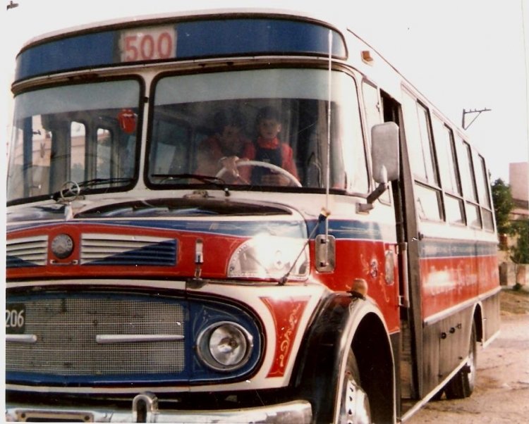 Interno 3 Cía. La Unión
B.1627210
http://galeria.bus-america.com/displayimage.php?pos=-21749

Siguen apareciendo material de La Unión!. Acá vemos al último interno 3 de la empresa, un Mercedes-Benz LO 1114 El Detalle. Este coche estuvo desde su llegada 0km a la empresa hasta el fín de la misma en 1999. 
Otro dato para aportar, en este coche mi viejo aprendió a manejar y sacó la licencia profesional!.

Foto de Roly Mo
Palabras clave: LaUnión Interno3 Linea500