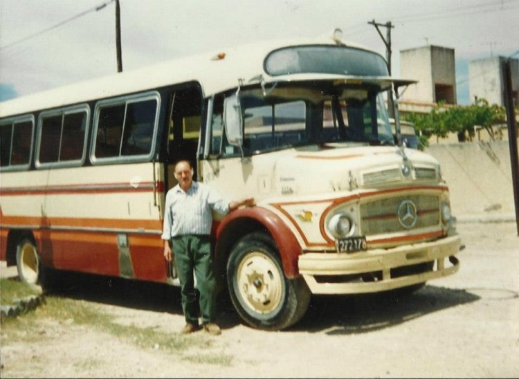 Ex Interno 22 Cía. La Unión.
B.1272178
http://galeria.bus-america.com/displayimage.php?pos=-21292
Misma foto del anterior 1114. Acá ya no pertenecía a la empresa, se lo utilizaba para transporte escolar.

Foto de Sandra Lambertucci.
Palabras clave: LaUnión Interno22 Especial