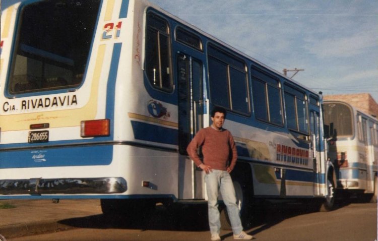 Uno que se iba, el otro que llegaba..
C.1286655 - WOX592

En la foto se aprecia el cuarto Interno 21 El Diseño, y adelante el tercero Interno 21 El Indio (con el nuevo esquema de pintura). 
El Diseño con todos los detalles terminados listo para entrar en servicio, y El Indio que dejaba el servicio. El Diseño también fue comprado usado, rondando los años 1992-1993.
Un dato interesante, Rodolfo Polattini fue quién pintó por primera vez con el esquema blanco en la empresa, después de hacerlo con su Interno 21 El Indio.

Foto de Familia Polattini y casualmente en la foto aparece mi viejo.

http://galeria.bus-america.com/displayimage.php?pos=-5090
http://galeria.bus-america.com/displayimage.php?pos=-12339
http://galeria.bus-america.com/displayimage.php?pos=-12408
http://galeria.bus-america.com/displayimage.php?pos=-12417
http://galeria.bus-america.com/displayimage.php?pos=-12418
http://galeria.bus-america.com/displayimage.php?pos=-12422
http://galeria.bus-america.com/displayimage.php?pos=-12587
http://galeria.bus-america.com/displayimage.php?pos=-12588
http://galeria.bus-america.com/displayimage.php?pos=-12987
http://galeria.bus-america.com/displayimage.php?pos=-12988
http://galeria.bus-america.com/displayimage.php?pos=-12989
http://galeria.bus-america.com/displayimage.php?pos=-12990
http://galeria.bus-america.com/displayimage.php?pos=-13428
http://galeria.bus-america.com/displayimage.php?pos=-13429
http://galeria.bus-america.com/displayimage.php?pos=-13462
http://galeria.bus-america.com/displayimage.php?pos=-16662
http://galeria.bus-america.com/displayimage.php?pos=-16663
http://galeria.bus-america.com/displayimage.php?pos=-16664
http://galeria.bus-america.com/displayimage.php?pos=-16665
http://galeria.bus-america.com/displayimage.php?pos=-16666
http://galeria.bus-america.com/displayimage.php?pos=-16667
http://galeria.bus-america.com/displayimage.php?pos=-16668
http://galeria.bus-america.com/displayimage.php?pos=-16669
http://galeria.bus-america.com/displayimage.php?pos=-16670
Palabras clave: Rivadavia Interno21 513