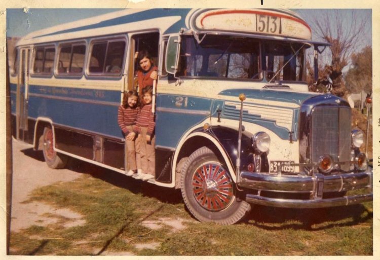Primer Interno 21 Cia. Rivadavia
B.311899 - WVK313
http://galeria.bus-america.com/displayimage.php?pos=-16911
http://galeria.bus-america.com/displayimage.php?pos=-16913
http://galeria.bus-america.com/displayimage.php?pos=-16916
Si señores, este fue el 1er Interno 21 de la empresa. Comprado 0km en 1971, estaba impecable y causaba furor en la ciudad.
Foto de Familia Polattini.
Palabras clave: Rivadavia Interno21 513
