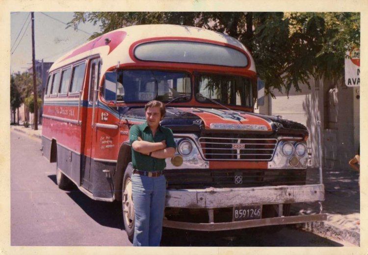 Interno 12 Cia. La Unión
B.591246 

Otra foto más de mi tío, acá más joven. Al lado el Interno 12, un Desoto carrocería Alcorta.
Palabras clave: LaUnion Interno56 503