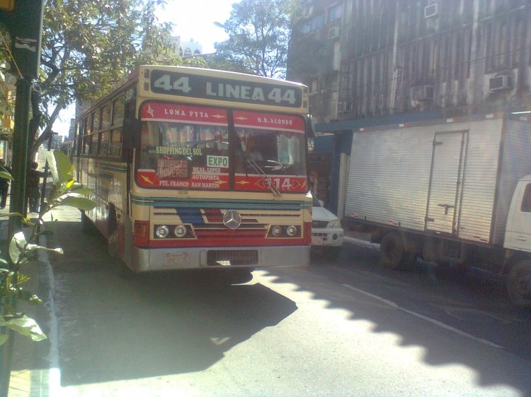 Mercedes-Benz OF 1318 - Busscar Urbanus (en Paraguay) - Loma Pyta , Linea 44
¿APE515?
http://galeria.bus-america.com/displayimage.php?pos=-3186
Palabras clave: MB