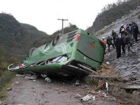 YUTONG Accidente, demuestra la debilidad de su estructura.
Segun la noticia, el bus rodó 30 metros hasta llegar a parar en donde luce la en foto, una foto vale por 1000 palabras y demuestra la debilidad sus parantes y estructura.. lamentable perecieron 9 personas en el accidente.., tomada de http://news.chinaassistor.com/. 
Palabras clave: accidente yutong