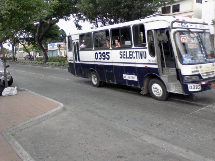 Hino FB
Chasis de furgón transformado en Buseta, carrocería desconocida.
