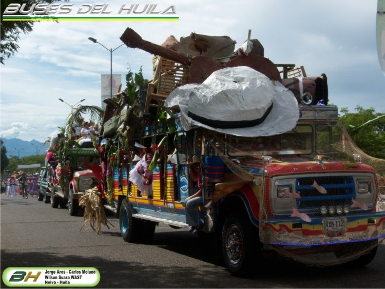 Chiva Colombiana
VXB112
www.autobusesdecolombia.com - www.busesdelhuila.com

