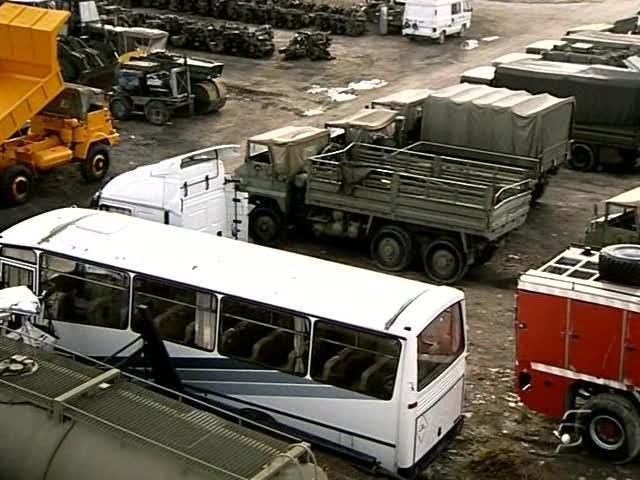 Bus en un desarmadero. Escena del capítulo 15 de la segunda temporada de la serie "Sin tetas no hay paraíso"
