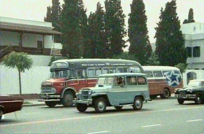 Mercedes-Benz
Mercedes-Benz en la película Papá corazón se quiere casar (ver el Dodge escolar atrás).
Palabras clave: Mercedes-Benz LO