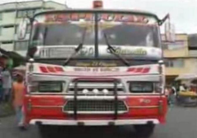 Ómnibus saliendo de una terminal en el vídeo de Hermanos Carrión: El bus
