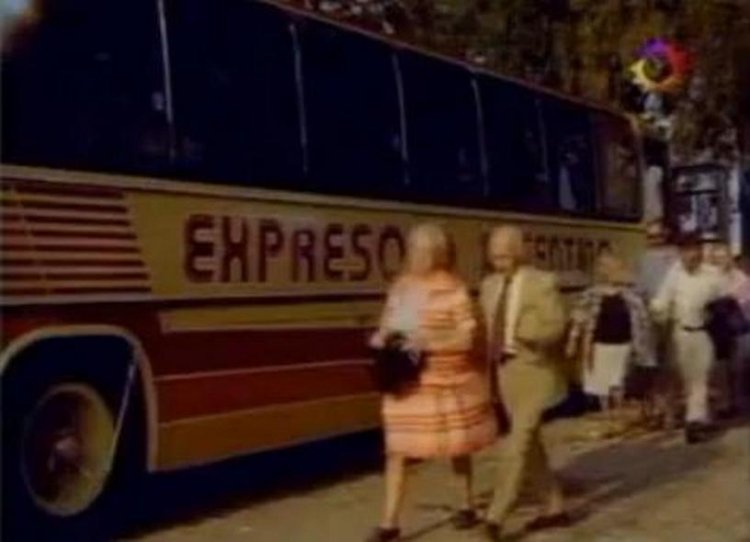 Expreso Argentino
Ómnibus estacionado en la película El manosanta está cargado de Alberto Olmedo.
Palabras clave: Expreso Argentino