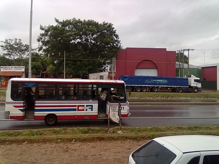 Jac - Porvenir - C. M. R. A
Asfalto mojado.
Fotografía: Saiyan
Palabras clave: porvenir