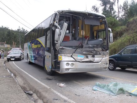 Comil Campine vision 3.45 (en Ecuador) - Super semeria accidentado
Este acccidente fue por agosto de 2011 afortunadamente estaba sin pasajeros solo fue la parte delantera y no fue el daño mayor
