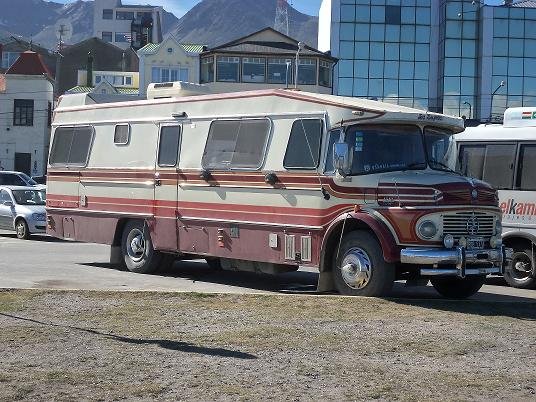 La lujosa
B.1176524 patente original
http://galeria.bus-america.com/displayimage.php?pos=-17119
Motorhome carrozado por Alladino y Pintado en los talleres de Saldivia
