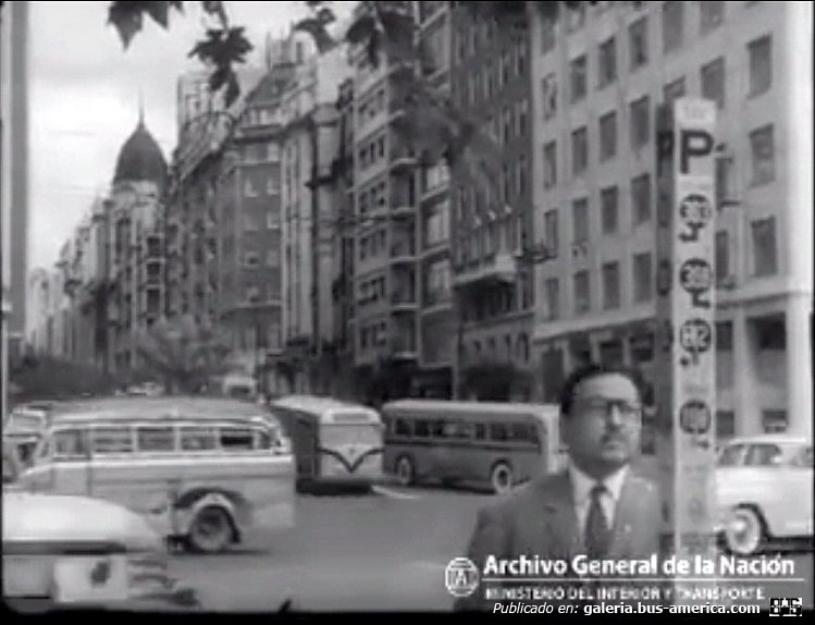 Leyland Royal Tiger - M.C.W. (en Argentina) - T.B.A.
¿Línea 132?
Leandro N Alem y Córdoba
Se ven en la imagen un par de Leyland, muy probablemente pertenecientes a la Línea 132, se escapa de la imagen un Chevrolet 1946 carrozado por El Cóndor, sería bueno determinar la línea a la que presta servicios este colectivo

Imagen editada de un video del Archivo General de la Nación
Captura: Gamba 28x40
Palabras clave: Gamba / 132