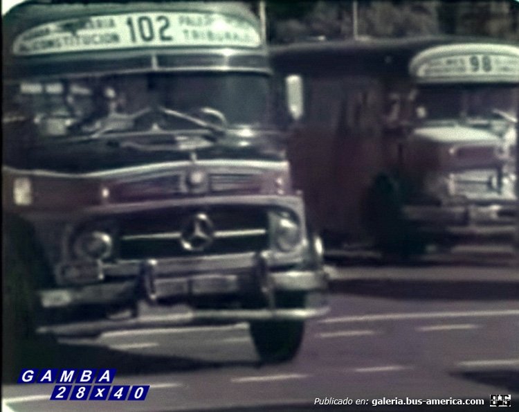 Mercedes-Benz LO 1114 - La Favorita - Sargento Cabral
Línea 102
En segundo plano un coche del Expreso Quilmes, en éste caso carrozado por El Cóndor

Editada de un video
Captura: Gamba 28x40
Palabras clave: Gamba / 102