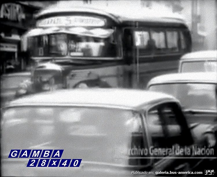 Mercedes-Benz L 312 - Cooperativa San Martín - Expreso Caraza
Línea 5 (luego 188)

Rescate de un video del Archivo General de La Nación
Captura: Gamba 28x40
Palabras clave: Gamba / 188