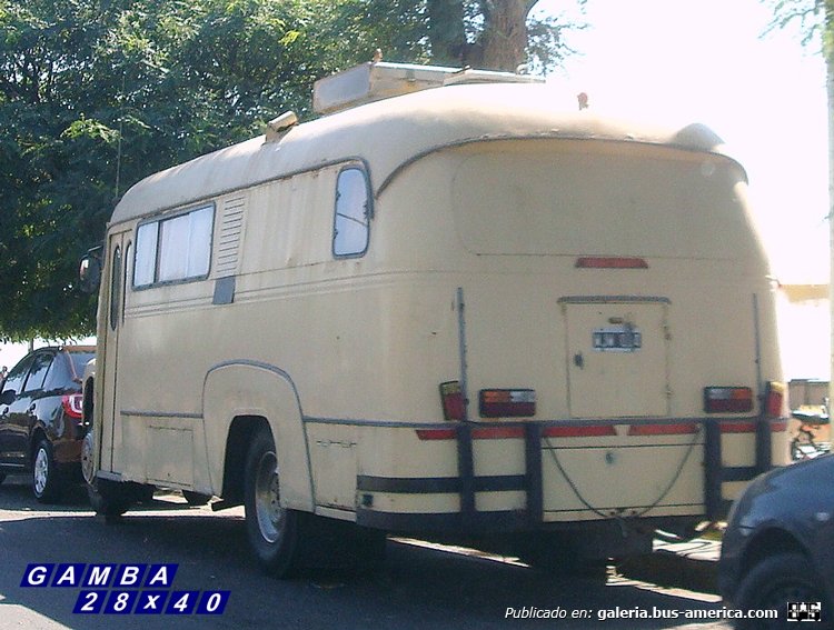 Bedford (G.M.A.) - Vaccaro - Particular
C 334385 - WJW 014
Hay otras tomas de este coche, pero con esta creo se puede determinar mejor quién lo construyó

Colección: Gamba 28x40
Palabras clave: Gamba / MH