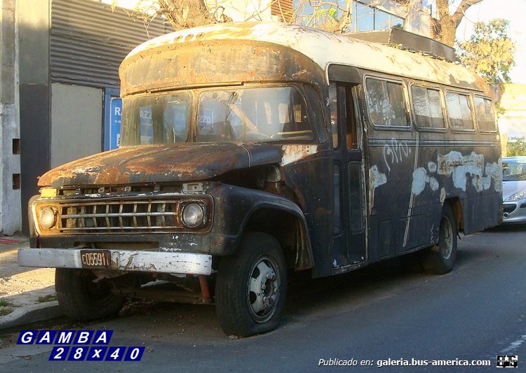 Ford (F.M.A.) - Moliterno - Particular
C 055911
Esta imagen tiene un par de meses, las de archivos anteriores son de 2009 y 2013, se puede apreciar que este viejo forcito viene zafando de los vándalos, solo se ve un pequeño grafitti en su lateral

Colección: Gamba 28x40
Palabras clave: Gamba / Moliterno