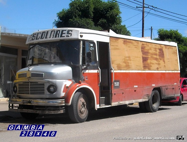 Mercedes-Benz LO 1114 - Supercar - Particular
B 2010305 - UST 663
Hay foto de éste en archivo, pero de tiempos mejores, hoy trabaja de furgón

Colección: Gamba 28x40

http://galeria.bus-america.com/displayimage.php?pid=18151
Palabras clave: Gamba / 1114