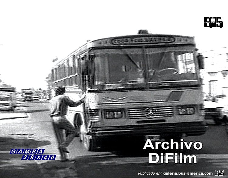 Mercedes-Benz OF 1214 - T.A.L.P - Coop. Florencio Varela
Interno 20

Camarografo: Desconocido 
Imagen editada de un video del Archivo DiFilm
Captura: Gamba 28x40
Palabras clave: Gamba / Platacar