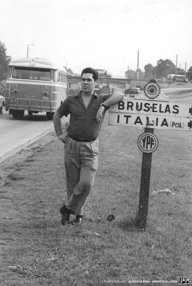 Mercedes-Benz L 312 - La Estrella  - Teniente General Roca
Línea 21 - Interno 7
Varias cosas históricas, en una sola imagen.
El recordado colectivo carrozado por La Estrella, los colores de esta línea que ya no son, el cartel indicador, típico de esas épocas y los puentes que se ven de fondo, próximos a desaparecer

Fotografía: Casa Durán
Publicada en el Facebook: "Junta de Estudios Históricos de Villa Real"
Palabras clave: Gamba / 21