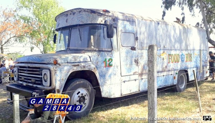 Ford B-7000 (F.M.A.) - El Detalle - Food Bus
Tal vez en su época de esplendor fue de T.A.C.S.A., línea 142, ya desaparecida. Hoy es una especie de cantina

Fotografía: Gamba 28x40
Palabras clave: Gamba / ed