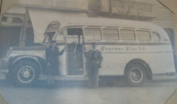Chevrolet - El Cóndor - Expreso Pilar 
Línea 141
Foto extraída de Mercado Libre 
Chevrolet de la linea Expreso Pilar
una de las primeras de media distancia
Palabras clave: Gamba / 141