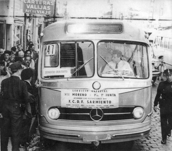 Mercedes-Benz O 321 HL (en Argentina) - ¿Ministerio de Transportes de la Nación?
51 años después......la historia se repite
Servicio para reemplazar al ferrocarril Sarmiento
Foto autor desconocido - Gentileza A A Deluca
Palabras clave: Gamba / Sarm