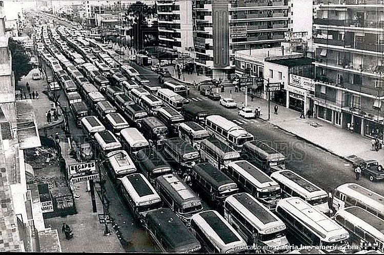 Mercedes-Benz - Alcorta - Líneas 22 y 171
Acá hay varios, se ve al pie de la imagen un coche de la desaparecida Línea 139, un par de La Independencia, varios 152 y algunos de larga distancia

Fotografía: Autor desconocido
Publicada a la venta en "ebay"
Palabras clave: Gamba / 71