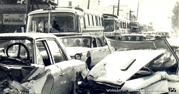 Mercedes-Benz O-140 - D.I.C. - Río De La Plata
Línea 129
Probablemente el ómnibus que marcha detrás, pertenezca al Expreso Buenos Aires, más atrás aún, parece un colectivo de la línea 324

Fotografía: Autor desconocido
Publicada a la venta en Mercado Libre
Palabras clave: Gamba / 129