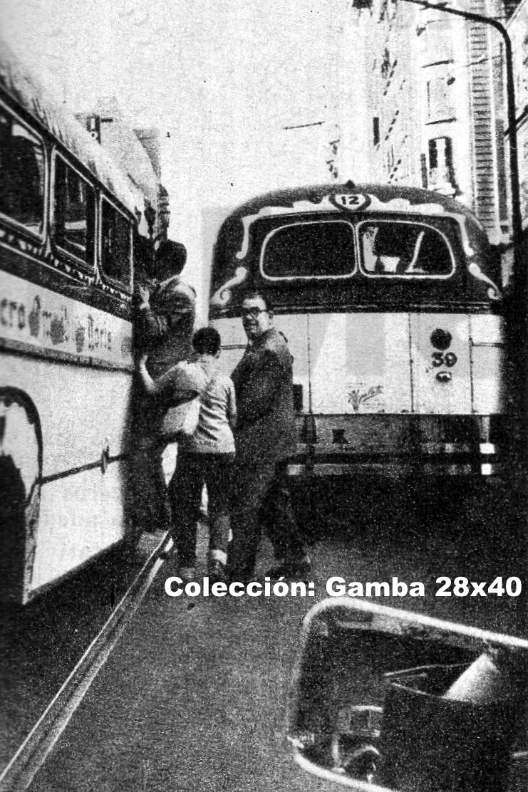 Uspallata - Transportes Automotores Callao
Línea 12 - Interno 39

Foto: Autor desconocido
Colección: Gamba 28x40
Palabras clave: Gamba / 12