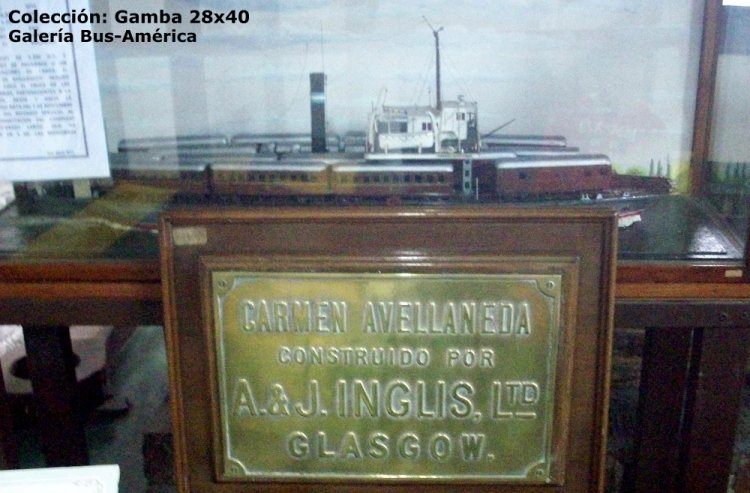 Cármen Avellaneda (Maqueta)
Hace poco, Carlos Sueiro, mostró una foto de este ferry en actividad, aquí se aprecia un modelo en escala del mismo, junto a la placa con los datos de su fabricante

Colección: Gamba 28x40

http://galeria.bus-america.com/displayimage.php?pid=30814
Palabras clave: Gamba / FFCC