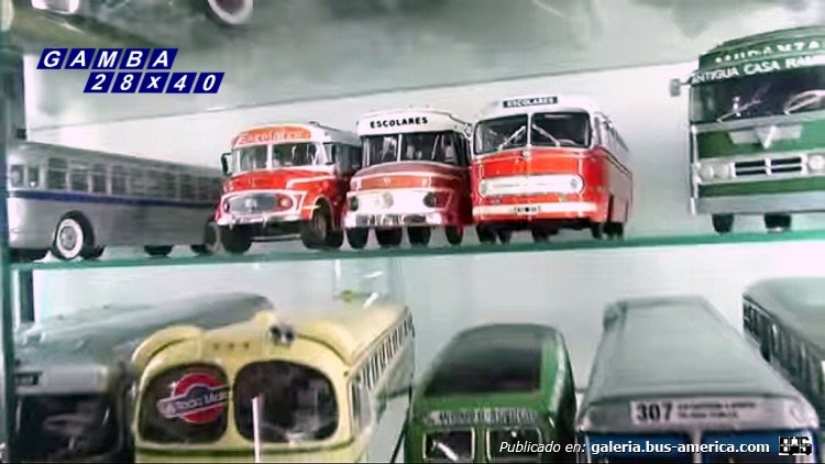 Maquetas varias
Captura de un programa de A Todo Motor
Se aprecian en la vitrina de un coleccionista, varios ómnibus y colectivos que circularon en distintas épocas
Entre ellos el particular furgón ACLO de una empresa mudancera

Colección: Gamba 28x40
Palabras clave: Gamba / Maqueta