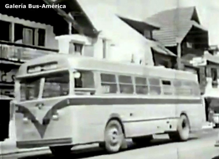 Leyland Royal Tiger - M.C.W. (en Argentina)
Esta unidad prestaba servicios, en Bariloche, a principios de la década del 50

Rescate de un video de la época
Colección: Gamba 28x40
Palabras clave: Gamba / LRT